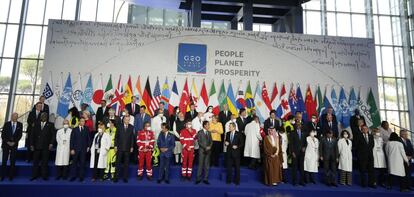 Foto de familia de los líderes del G-20 junto a un grupo de personal médico italiano en La Nuvola, este sábado en Roma. Los jefes de Estado o de Gobierno del G-20 se comprometieron en Roma a vacunar a al menos el 70 % de la población mundial en 2022, mediante el reparto del fármaco contra el coronavirus a países pobres.