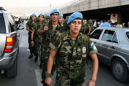 Legionarios españoles, a su llegada al aeropuerto de Beirut para integrarse en la FINUL.