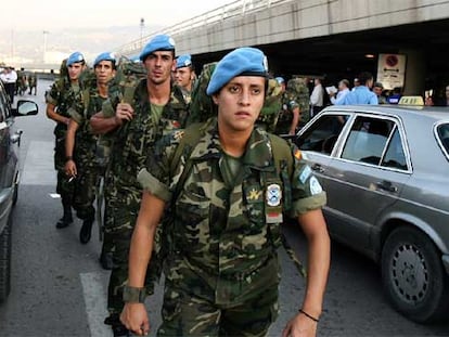 Legionarios españoles, a su llegada al aeropuerto de Beirut para integrarse en la FINUL.