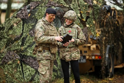 Para la ocasión, la princesa de Gales se ha vestido de camuflaje (con chaleco y casco incluido) durante su primera visita al regimiento en Swanton Morley, en el condado 
de Norfolk. Una jornada durante la cual se ha subido a un vehículo armado, ha volado un dron del Ejército y le han enseñado sobre algunas de las armas que utilizan.