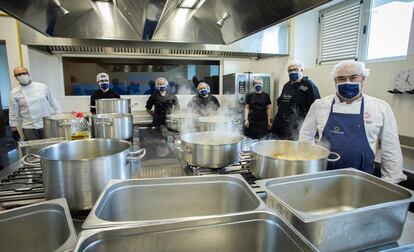 Miguel Barrera (primer plano) con parte de su equipo en las cocinas del CdT de Castellón.