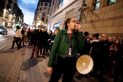 Una chica habla con un megáfono durante una protesta en una de las calles de Bilbao.
