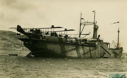 El portahidros 'Dédalo' en Barcelona, listo para su primera campaña en África en 1922. Carga aparatos Felixtowe F.3 y Savoia S.16.