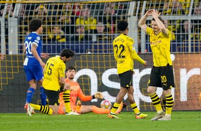 Mats Hummels del Dortmund, marca en propia puerta el primer tanto del Atlético de Madrid. 