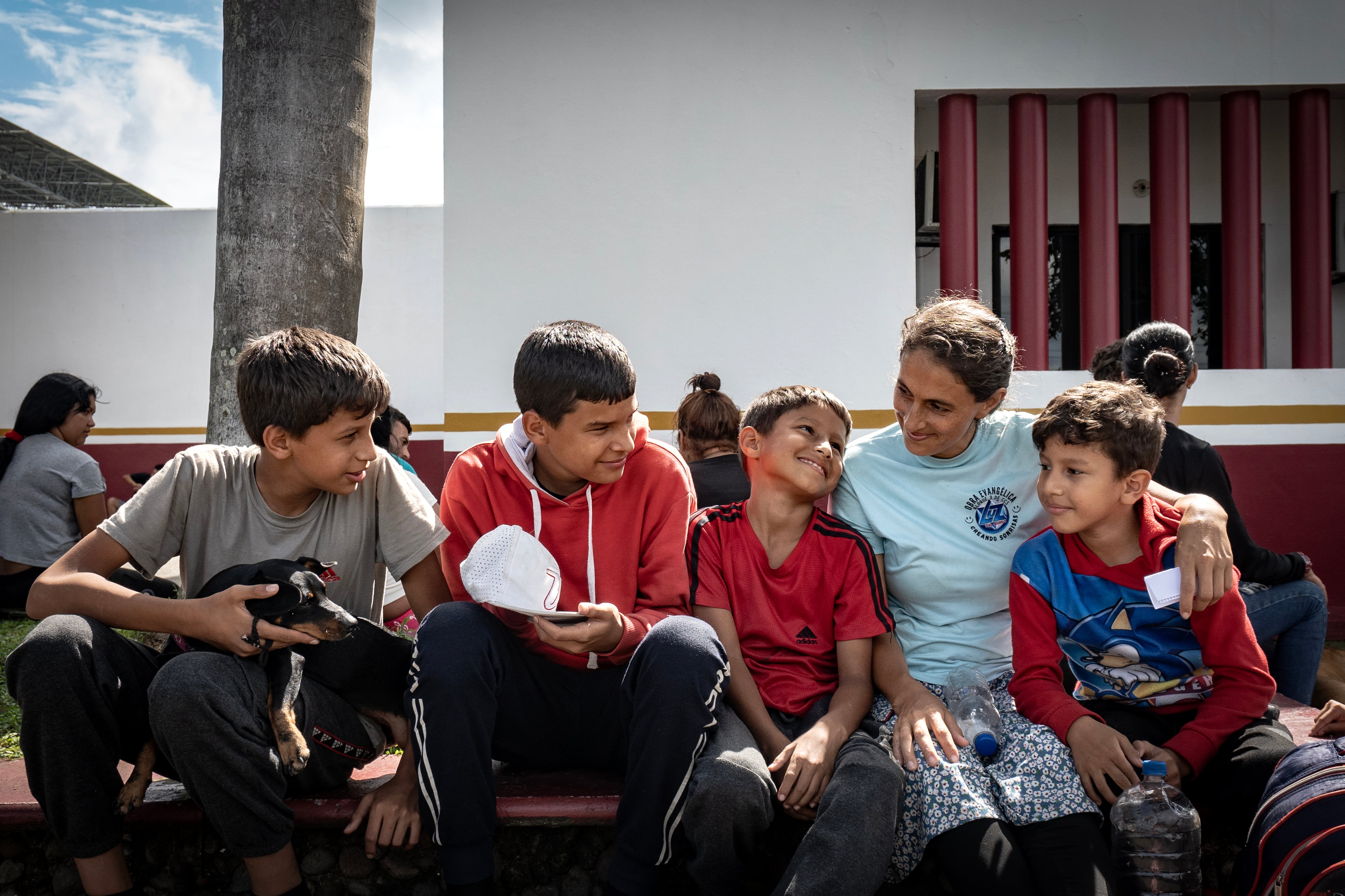 Yolimar, de Venezuela, descansa junto a sus hijos y su perrita en el exterior de la Estación Migratoria Siglo XXI, en Tapachula. 