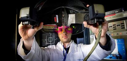 Un empleado calibra uno de los cascos de alta tecnolog&iacute;a que ha desarrollado Thales para pilotos. 