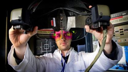 Un empleado calibra uno de los cascos de alta tecnología que ha desarrollado Thales para pilotos.