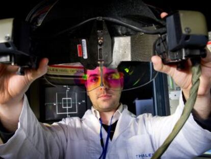 Un empleado calibra uno de los cascos de alta tecnolog&iacute;a que ha desarrollado Thales para pilotos. 