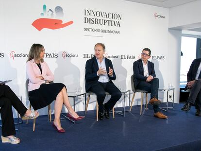 Desde la izquierda, Marta González Novo (Cadena SER), Carmen Camuñas (Acciona), Javier de Castro (Unidad de innovación del instituto de investigación Hospital La Paz), Joxe Mari Aizega (Basque Culinary Center) y José Moisés Martín Carretero (Centro para el Desarrollo Tecnológico y la Innovación).