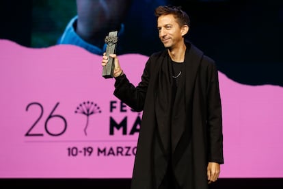 El director chileno Matías Bize recibe la Biznaga de Plata a la mejor dirección por su película 'El castigo', este sábado en Málaga.
