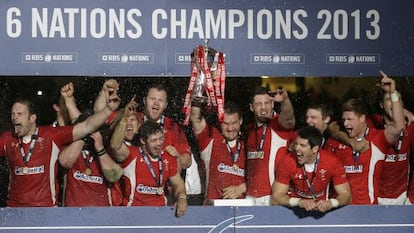 Los jugadores del Gales levantan la copa del Seis Naciones.