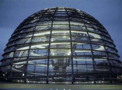 Foster es el autor de la cúpula del Reichstag, sede del Parlamento alemán ubicado en la ciudad de Berlín.