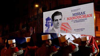 Los soldados de la Legión Extranjera francesa portan los féretros envueltos en banderas de Missak Manouchian y de su esposa Mélinée, durante la ceremonia de ingreso del luchador comunista y sus 24 compañeros de la resistencia en el Panteón, donde se honra a figuras clave de la historia de Francia, en París este miércoles.