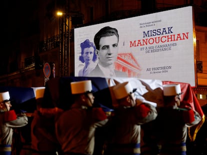 Los soldados de la Legión Extranjera francesa portan los féretros envueltos en banderas de Missak Manouchian y de su esposa Mélinée, durante la ceremonia de ingreso del luchador comunista y sus 24 compañeros de la resistencia en el Panteón, donde se honra a figuras clave de la historia de Francia, en París este miércoles.