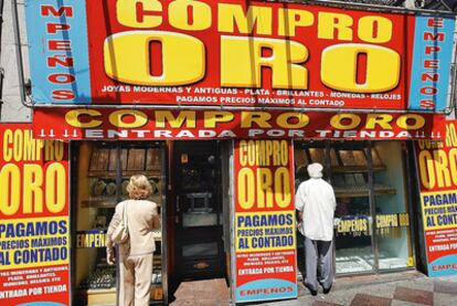 Fachada de un establecimiento de compra de oro en Madrid.