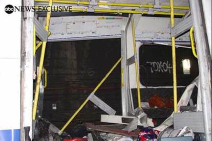 ABC News ha difundido en exclusiva imágenes inéditas como ésta, tomada en el interior de uno de los vagones afectados tras estallar la bomba entre las estaciones de Liverpool Street y Aldgate.