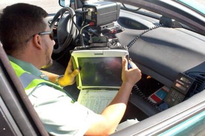 Un agente de la Guardia Civil vigila la circulación desde su coche hoy durante un control de tráfico en la M-503 en Madrid