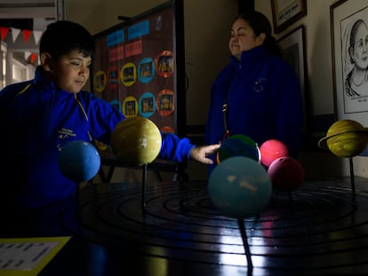 Un niño frente a una maqueta del sistema solar en una escuela de Santiago (Chile), en 2019.
