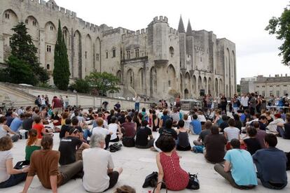 Una asamblea de trabajadores eventuales del espect&aacute;culo, ayer, delante del Palacio de los Papas de Avi&ntilde;&oacute;n, sede central del festival.