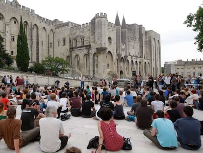 Una asamblea de trabajadores eventuales del espect&aacute;culo, ayer, delante del Palacio de los Papas de Avi&ntilde;&oacute;n, sede central del festival.