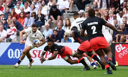 Jonny May lleva la pelota ante Waisea Nayacalevu en el partido entre Inglaterra y Fiyi.