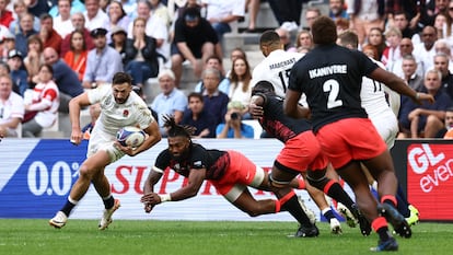 Jonny May lleva la pelota ante Waisea Nayacalevu en el partido entre Inglaterra y Fiyi.