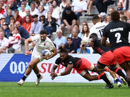 Jonny May lleva la pelota ante Waisea Nayacalevu en el partido entre Inglaterra y Fiyi.