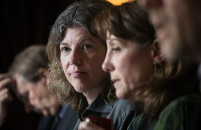 Sigrid Rausing, en el centro, junto a Valerie Miles; al fondo, el editor Joan Tarrida. 