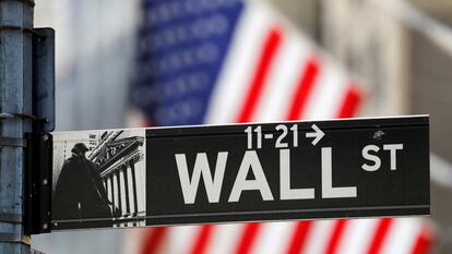 Una placa callejera muestra la dirección de Wall Street.