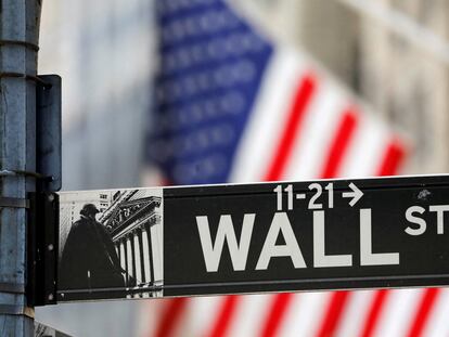 Una placa callejera muestra la dirección de Wall Street.