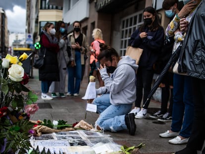 Varias personas junto al altar improvisado en homenaje a Samuel Luiz en A Coruña, este lunes.