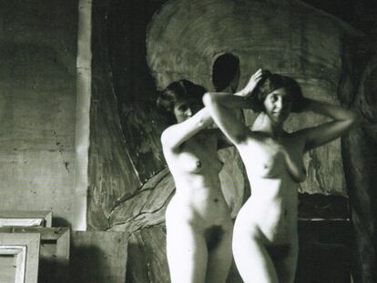 Vanessa Bell y Molly MacCarthy en el estudio de Gordon Square, 1913.