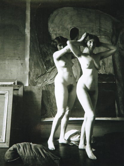Vanessa Bell y Molly MacCarthy en el estudio de Gordon Square, 1913.