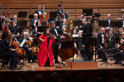 Patricia Kopatchinskaja toca fuera de programa ‘Bossa nova’, una composición de Iván Fischer como homenaje a Bach. A su lado, el contrabajista Zsolt Fejérvári.