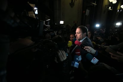 Oriol Junqueras, líder d'ERC, atén els mitjans als passadissos del Parlament.