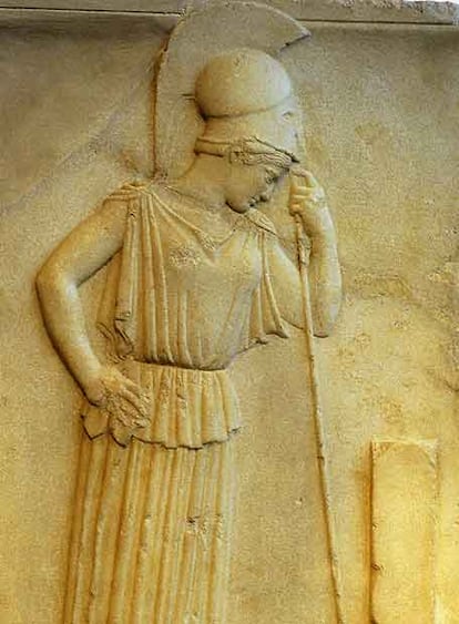 <i>Atenea pensativa,</i> estela de la muralla de la Acrópolis de Atenas (770 antes de Cristo) expuesta en el museo de estas ruinas.
