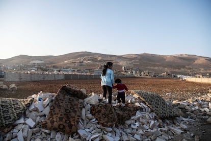 Dos pequeños juegan en un asentamiento informal para refugiados sirios en Arsal.