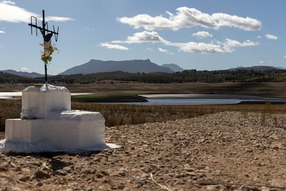 Vista general del embalse del Guadalteba en Málaga que se encuentra con unos bajos niveles de agua debido a la sequía,  el 26 de octubre.