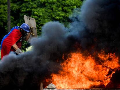 Um manifestante, durante uma mobilização em Caracas no passado dia 23.