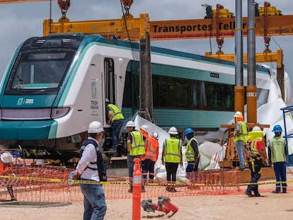 Trabajadores en la presentación del primer vagón de Tren Maya en Cancún, el 7 de julio.