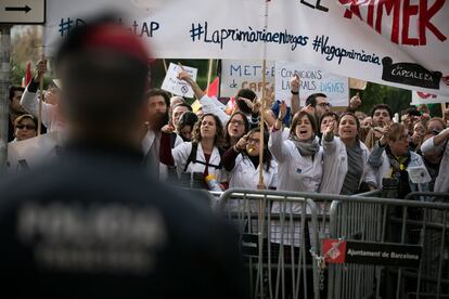 El personal médico protesta frente a los agentes policiales, el 29 de noviembre de 2018, en Barcelona. 