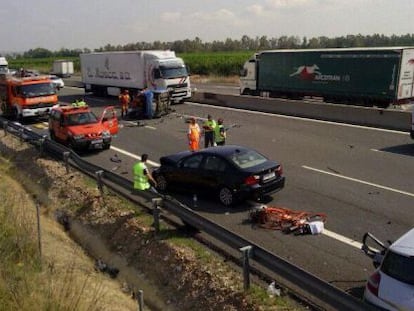 Bomberos y la Guardia Civil de Tráfico, junto a los vehículos siniestrados en el choque de Carlet, en una imagen del Consorcio Provincial de Bomberos.