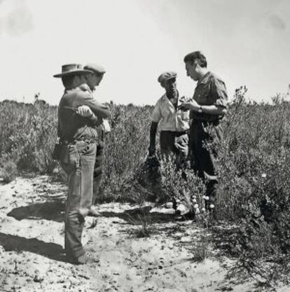 El entonces joven guarda Jos&eacute; Boixo (a la izquierda), junto al fundador de la reserva biol&oacute;gica de Do&ntilde;ana, Jos&eacute; Antonio Valverde (a la derecha).