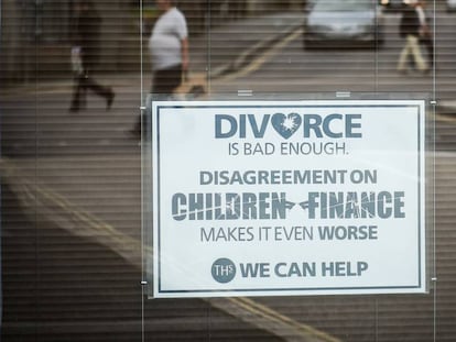 Un cartel en la ventana de una oficina británica ofrece mediar para un divorcio más amable. 
 