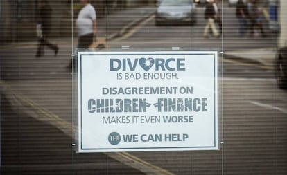 Un cartel en la ventana de una oficina británica ofrece mediar para un divorcio más amable. 
 