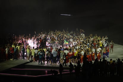 Deportistas de las diferentes delegaciones bailan en el centro del Estadio de Francia con la banda de rock Phoenix.