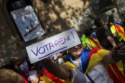 Una mujer participa en una manifestación a favor del referéndum en Cataluña