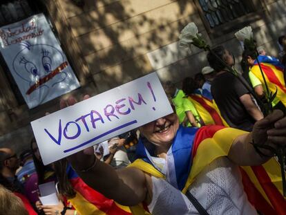 Una dona participa en una manifestació a favor del referèndum a Catalunya.