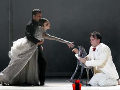Claudia Faci, Daniel Doña y Florencio Campo, en los papeles de La luna, La sombra de la luna y Federico, en <i>Romancero gitano</i> durante un ensayo.
