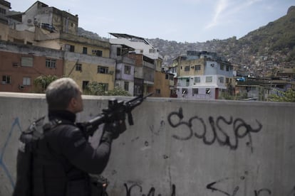 A provável causa do confronto são as divergências entre o traficante Rogério 157 e o anterior chefe do crime na Rocinha, o Nem